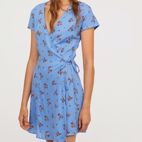 H&M Dresses & Skirts - NWOT H&M Blue Red Floral Retro Wrap Dress XS 0 2